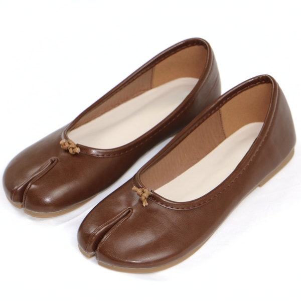 Classic Brown Leather Tabi Mary Jane Flats - Elegant Split-Toe Design, Traditional Japanese-Inspired Shoe