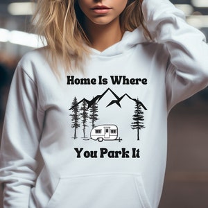 Camper Van Moletom com capuz para amante da natureza Presente para proprietário de RV Wanderlust Camisa Van Life Essential Camping Moletom Retro Camper Van Outdoorsy Gift