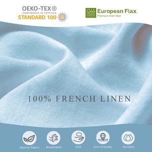 Puede incluir: Un primer plano de una tela de lino azul claro con el texto "100% FRENCH LINEN". La tela es suave, transpirable y ecol&oacute;gica. Tambi&eacute;n es duradera y est&aacute; hecha de lino europeo.