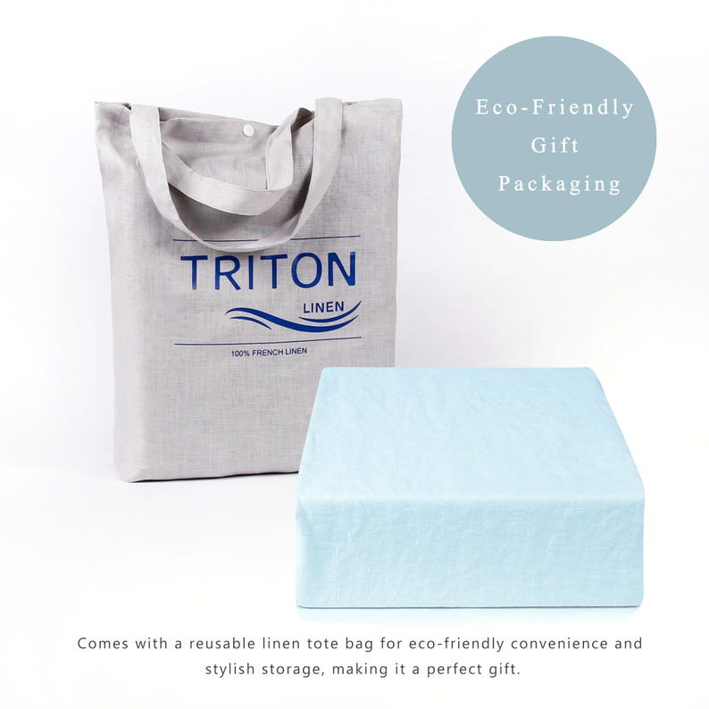 Puede incluir: Una bolsa de lona de lino azul claro con el texto "TRITON LINEN 100% FRENCH LINEN" impreso en ella. La bolsa est&aacute; sentada sobre una tela de lino azul claro. El texto "Eco-Friendly Gift Packaging" est&aacute; escrito en un c&iacute;rculo sobre la bolsa.