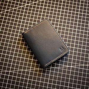 Minimaler Lederkartenhalter, dünne Ledergeldbörse, personalisierte kompakte Geldbörse, Geschenk für ihn