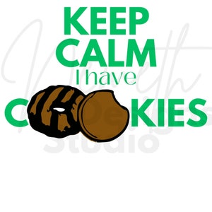 Puede incluir: Texto verde que dice "Keep Calm I have Cookies". Se muestran dos galletas con chispas de chocolate, una está entera y la otra está rota por la mitad.