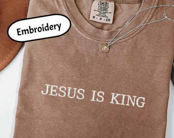 Camisa minimalista bordada "Jesús es Rey", camisa cristiana de colores cómodos, regalo, camisa de fe, camiseta de fe, camisa de grupo de iglesia, cómoda y de gran tamaño.