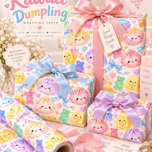 Könnte beinhalten: Geschenkpapier mit einem wiederkehrenden Muster aus lächelnden Teigtaschen, Butterstücken, Gummibärchen, Herzen und Sternen auf weißem Grund. Das Papier ist als Rolle und um Geschenkboxen mit rosa, blauen und lila Satinbändern gewickelt.