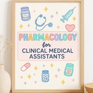 Könnte beinhalten: Ein gerahmter Druck mit einem hellen Holzrahmen. Der Druck zeigt medizinische Illustrationen, darunter ein Stethoskop, eine Spritze und eine Pille. Der Text lautet "PHARMAKOLOGIE für KLINISCHE MEDIZINISCHE ASSISTENTEN". Dekorative Sterne und Pluszeichen umgeben die Illustrationen.
