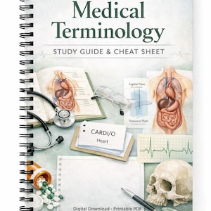 Può includere: Un libro a spirale intitolato "Terminologia Medica" con il sottotitolo "Guida allo studio e foglio di trucchi". L'immagine include illustrazioni anatomiche, uno stetoscopio, occhiali, un teschio e un blocco note con scritto "CARDI/O Heart". È visibile anche il testo "Download digitale PDF stampabile".