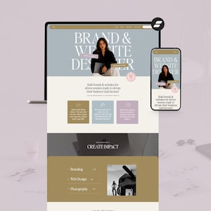 Puede incluir: Un diseño de sitio web que se muestra en una computadora portátil y un teléfono inteligente. El sitio web presenta el texto "BRAND & WEBSITE DESIGNER" y "Bold brands & websites for driven women ready to elevate their business (and income)." La combinación de colores es neutra con acentos dorados.