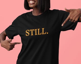 NOG STEEDS. T-shirt | Minimalistisch tekstshirt, opvallende gele letters op zwart