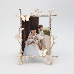 Marcos de fotos decorativos con flores blancas únicos, marco de fotos para bodas, marco de fotos de metal de 5 x 7 pulgadas con dos broches de mariposas, regalo especial para ella