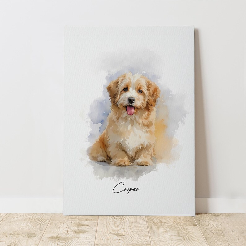 K&ouml;nnte beinhalten: Ein Aquarellbild eines kleinen, hellbraunen und wei&szlig;en Hundes mit herausgestreckter rosa Zunge. Der Hund sitzt und schaut in die Kamera. Das Bild hat einen hellblauen und gelben Aquarellhintergrund. Der Name des Hundes, "Cooper", ist unten auf dem Bild in schwarzer Kursivschrift geschrieben.