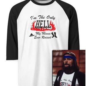 Könnte beinhalten: Weißes und schwarzes Raglan-Baseball-T-Shirt mit dem Text "I'm The Only HELL My Mama Ever Raised" in Schwarz und Rot. Das Shirt hat schwarze Ärmel und einen weißen Körper. Ein Foto eines Mannes, der das Shirt trägt, befindet sich in der unteren rechten Ecke.