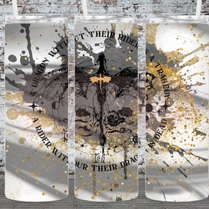 Puede incluir: Un vaso blanco con un diseño negro y dorado. El diseño presenta un dragón con un jinete, y el texto "A dragon with out their rider is a tragedy. A rider with out their dragon is dead."