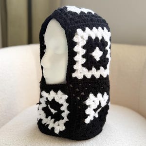 Pasamontañas de ganchillo blanco y negro, pasamontañas cuadrado de abuela, pasamontañas unisex, pasamontañas de moda, gorro moderno