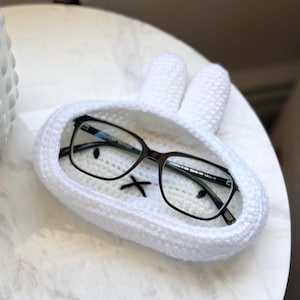 Handmade crochet bunny eyeglasses holder, eyeglasses tray, cute bunny accessory, cartoon bunny, cute accessory for your room or to gift