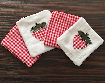 Posavasos de patchwork con fresas y cuadros rojos