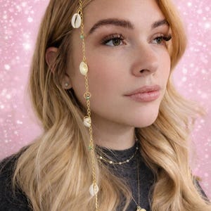 Catena per capelli con conchiglie di ciprea, fermaglio dorato con dettagli verdi, gioiello per capelli in stile spiaggia