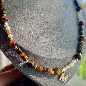 Collar con colgante de ojo de tigre con inicial personalizada, chapado en oro, joyería minimalista vintage, regalo para un amigo.