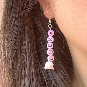 Pendientes con iniciales personalizadas, regalos personalizados, pendientes con nombre y letra de la suerte, bonitos pendientes colgantes con dije de flor, regalos kawaii hechos a mano para ella.