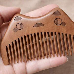Peine de madera con forma de gato, peine desenredante para cabello natural, peine antiestático de dientes anchos, lindo regalo para ella, herramienta ecológica para el cuidado del cabello, tallado a mano con diseño de dibujos animados.