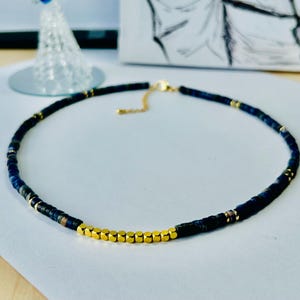 Collier artisanal en lapis-lazuli et perles carrées plaquées or, design minimaliste élégant, joli collier créatif à la mode unique, style français