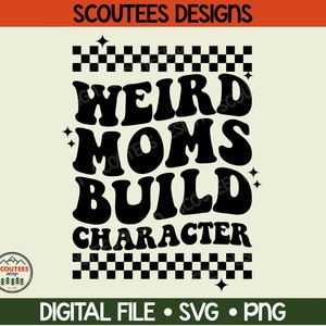 Op de afbeelding: Zwart-wit digitaal ontwerpbestand met de tekst "Weird Moms Build Character" in een retro-lettertype stijl. Het ontwerp bevat een geruit patroon en sterren.
