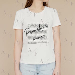 Puede incluir: Camiseta blanca con texto negro que dice "Proverbios 31 mujer" y un pasaje de las Escrituras de la Biblia.