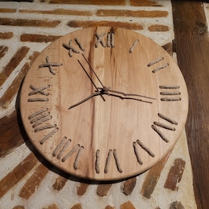 Horloge murale en bois 40cm, chiffres romains en corde de jute, fait main, pièce unique, fabriquée en France image 1