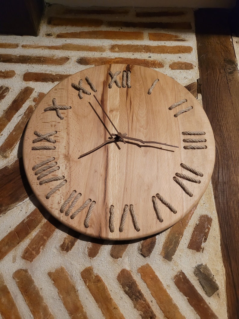 Horloge murale en bois 40cm, chiffres romains en corde de jute, fait main, pièce unique, fabriquée en France image 1