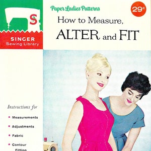 Puede incluir: Una portada de libro vintage de la biblioteca de costura Singer con un logotipo Singer rojo y blanco y el texto "How to Measure, ALTER and FIT". La portada presenta a dos mujeres, una con un vestido rosa y la otra con un vestido azul, con una máquina de coser en el fondo.