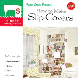 Może przedstawiać: Winietkowy zeszyt z wzorami do szycia z zielono-czerwonym logo Singer Sewing Library. Okładka przedstawia zdjęcie salonu z kanapą, krzesłami i regałem na książki. Tytuł brzmi "Jak zrobić pokrowce na meble" a cena wynosi 29 centów. Zeszyt zawiera instrukcje dotyczące mierzenia krzeseł, sof i kanap.