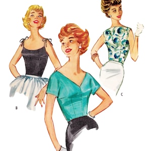 Op de afbeelding: Vintage illustratie van een naaipatroon met drie vrouwen in stijlvolle outfits. De tekst luidt "Paper Ladies Patterns" en "M-5226 • Borstomvang 86cm". De vrouwen dragen een zwart topje met tutu, een turquoise top en een top met patroon met een witte rok.