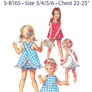 Pode incluir: Ilustração de um padrão de costura vintage para vestidos de menina. A imagem mostra quatro crianças vestindo vestidos diferentes. O texto na parte superior diz "Paper Ladies Patterns" e inclui o número do padrão, o tamanho e as medidas do peito.
