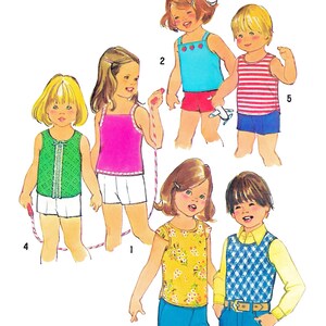 Op de afbeelding: Een naaipatroon voor kinderkleding, met vijf verschillende ontwerpen voor tops en shirts. Het patroon is voor maten 61-64 cm borstomvang. Het patroon heet "Paper Ladies Patterns" en heeft het nummer S-6950.