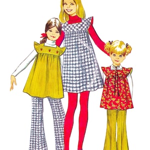 Könnte beinhalten: Ein Vintage-Schnittmuster für drei Kleider. Das Schnittmuster ist für Mädchen und beinhaltet ein kariertes Kleid, ein gelbes Kleid mit Erdbeeren und ein rotes Kleid mit Enten. Die Schnittmuster-Nummer ist M-5168 und die Brustweite beträgt 25 Zoll oder 64 cm.