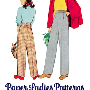 Può includere: Un'illustrazione vintage di un modello di cucito che mostra due donne con pantaloni a vita alta. La donna a sinistra indossa un maglione blu chiaro e pantaloni a quadri. La donna a destra indossa un maglione giallo, una giacca rossa e pantaloni grigi. Il numero del modello è M-4816 e la misura della vita è di 24 pollici o 61 centimetri. Il testo "Paper Ladies Patterns" è scritto in blu nella parte inferiore dell'immagine.