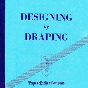 Puede incluir: Una portada de libro azul y blanca con el título "Designing by Draping" y el texto "Paper Ladies Patterns" debajo. La portada también incluye el texto "WOMAN'S INSTITUTE of DOMESTIC ARTS & SCIENCES SCRANTON, PENNA."