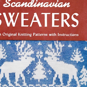 Peut inclure: Couverture de livre vintage "Scandinavian SWEATERS" avec un fond rouge et du texte blanc. La couverture présente un motif tricoté bleu et blanc avec des rennes et des arbres. Le livre contient dix patrons de tricot originaux avec des instructions.