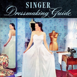 Peut inclure: Une couverture de guide de couture vintage Singer avec une femme en robe blanche tenant la jupe. La couverture présente également une machine à coudre et un mannequin. Le texte sur la couverture indique "Singer Dressmaking Guide" et "Paper Ladies Patterns".