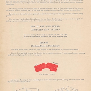 Op de afbeelding: Vintage naaipatroon instructiepagina met tekst en diagrammen. De pagina bevat instructies over het gebruik van een basis paspatroon en een gecorrigeerd basispatroon voor een blouse. Diagrammen van blouse-onderdelen zijn ook opgenomen.