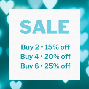 Op de afbeelding: Een witte vierkant met het woord "SALE" in lichtblauwe letters. Daaronder staat de tekst "Buy 2 &bull; 15% off", "Buy 4 &bull; 20% off" en "Buy 6 &bull; 25% off". De achtergrond is turquoise met witte hartvormige bokeh.