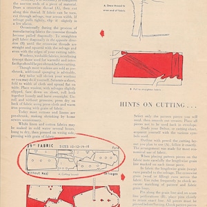 Op de afbeelding: Pagina uit een vintage naaigids met illustraties en tekst over stofvoorbereiding en snijtechnieken. Bevat diagrammen voor het rechtmaken van stof, snijpatronen en het vastzetten van patronen. De pagina bevat de tekst "PREPARATION OF FABRIC..." en "HINTS ON CUTTING..."