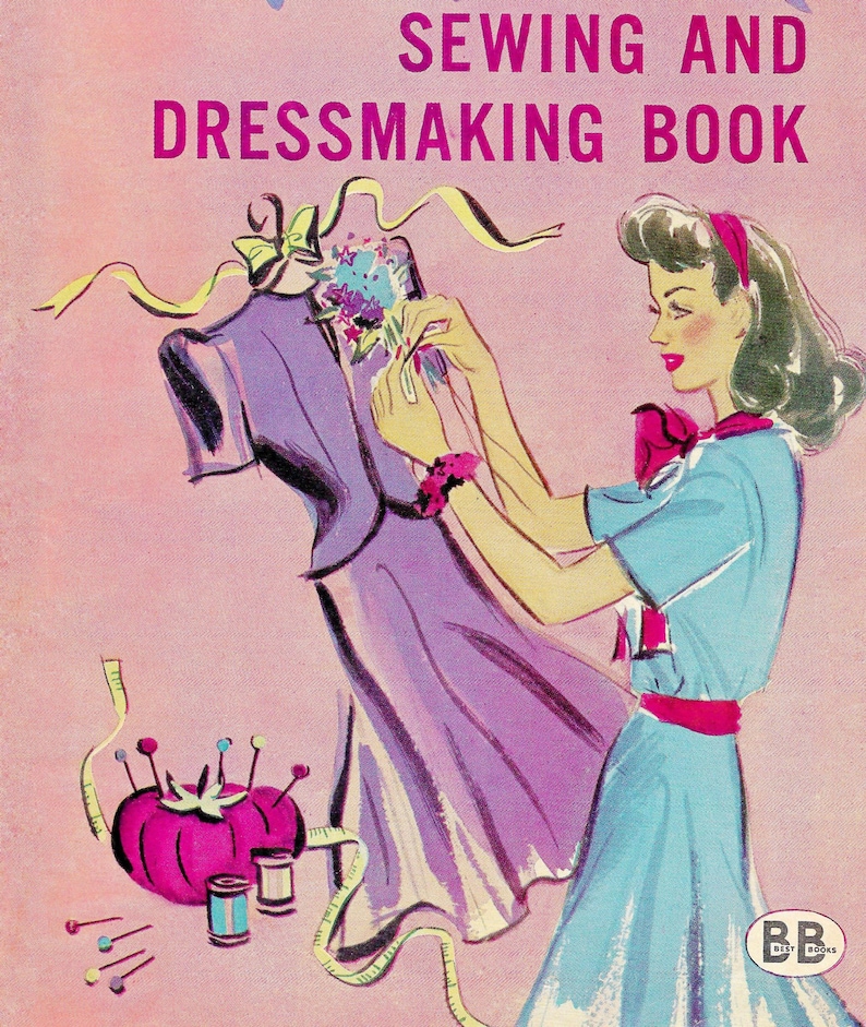 Op de afbeelding: Vintage illustratie van een naai- en kleermakersboek. De tekst "SEWING AND DRESSMAKING BOOK" is roze. Een vrouw in een blauwe jurk werkt aan een paarse paspop. Een roze speldenkussen en een meetlint zijn ook zichtbaar.