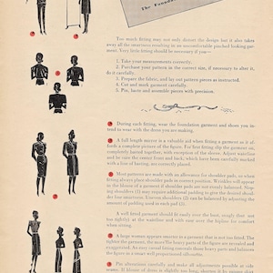 Op de afbeelding: Vintage illustratie van "PapersLadies.co" over het passen van kleding. De afbeelding toont gestileerde figuren, een spiegel en tekst over kleermakerstechnieken. De titel "FITTING" staat prominent afgebeeld, wat het thema van kledingconstructie en -aanpassing benadrukt.