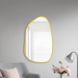 Espejo de pared asimétrico de marco fino hecho a mano con detalles en amarillo