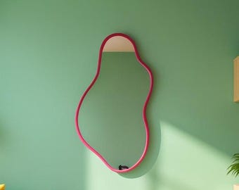 Asymmetrische wandspiegel kiezelsteen – lijst magentahout, modern organisch decor voor kinderkamers, speelse interieurs en kleurrijke huizen