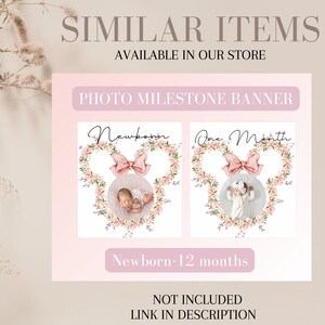 Op de afbeelding: Roze en witte foto-mijlpaalbanner met bloemenmotieven en een strik. De banner bevat afbeeldingen van een pasgeboren baby en een baby van &eacute;&eacute;n maand oud. De tekst "Pasgeboren" en "&Eacute;&eacute;n maand" wordt op de banner weergegeven. De tekst "Pasgeboren - 12 maanden" wordt onder de banner weergegeven.