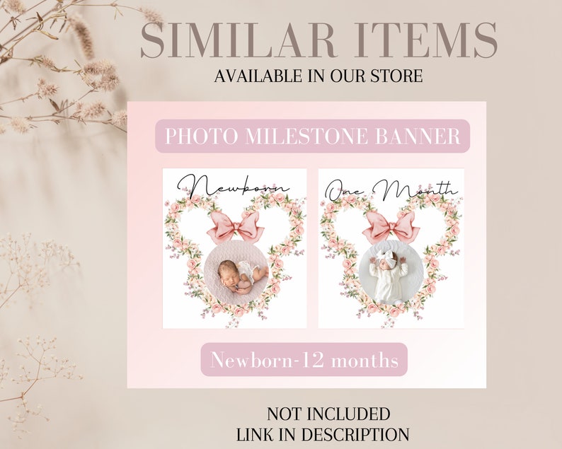 Op de afbeelding: Roze en witte foto-mijlpaalbanner met bloemenmotieven en een strik. De banner bevat afbeeldingen van een pasgeboren baby en een baby van &eacute;&eacute;n maand oud. De tekst "Pasgeboren" en "&Eacute;&eacute;n maand" wordt op de banner weergegeven. De tekst "Pasgeboren - 12 maanden" wordt onder de banner weergegeven.