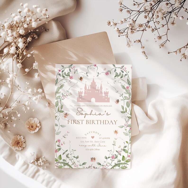 Op de afbeelding: Een roze en groene bloemen uitnodiging met een roze kasteel silhouet. De tekst luidt "Please join us to celebrate Princess Sophia's First Birthday. Zaterdag 9 juli om 16:00 uur, 123 Any St, Any City, RSVP met Jane, 123-456-7890."