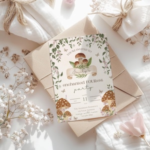 Puede incluir: Una invitación caprichosa a una fiesta de bosque encantado. La invitación presenta una ilustración de acuarela de hongos y mariposas sobre un fondo blanco con enredaderas verdes y flores rosas. El texto dice "Estás invitado a la fiesta del bosque encantado de Emily" con la fecha y la hora de la fiesta debajo.