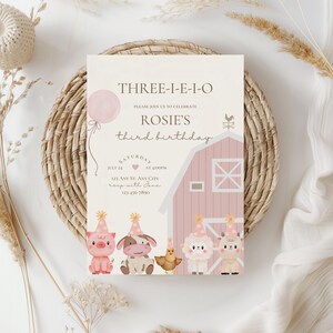 K&ouml;nnte beinhalten: Eine rosa-wei&szlig;e Scheune mit einem roten Dach und einem Hahn oben drauf. Vor der Scheune stehen vier Nutztiere: ein Schwein, eine Kuh, ein K&uuml;ken und ein Schaf. Der Text auf der Einladung lautet: "THREE-I-E-I-O PLEASE JOIN US TO CELEBRATE ROSIE'S third birthday SATURDAY JULY 24 AT 4:00PM 123 ANY ST. ANY CITY RSVP WITH JANE 123-456-7890".